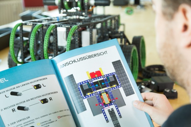 Die deutschsprachige Anleitung hilft beim Zusammenbau. (Foto: Martin Wolf/Golem.de)