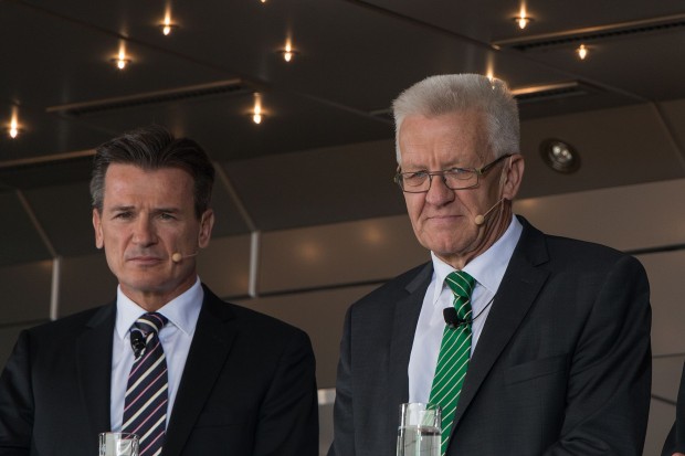 Am Steuer bei der Jungfernfahrt sa&szlig; Daimler-Vorstand Wolfgang Bernhard (l). Beifahrer war Ministerpr&auml;sident Winfried Kretschmann. (Foto: Werner Pluta/Golem.de)