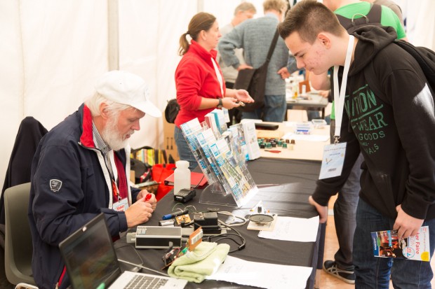 Auf der Maker Faire geben erfahrene Bastler ihr Wissen an die nächste Generation weiter. (Foto: Martin Wolf/Golem.de)