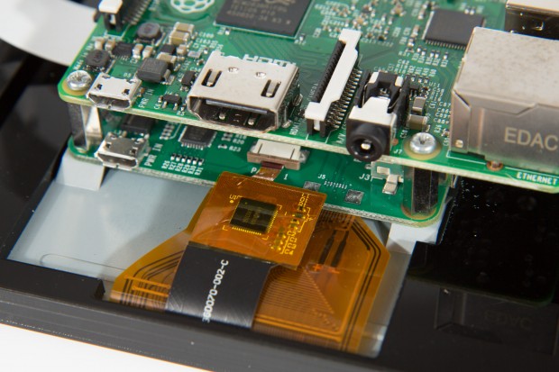 Die Montage der Flachbandkabel verlangt Sorgfalt und eine ruhige Hand.  (Foto: Martin Wolf/Golem.de) 