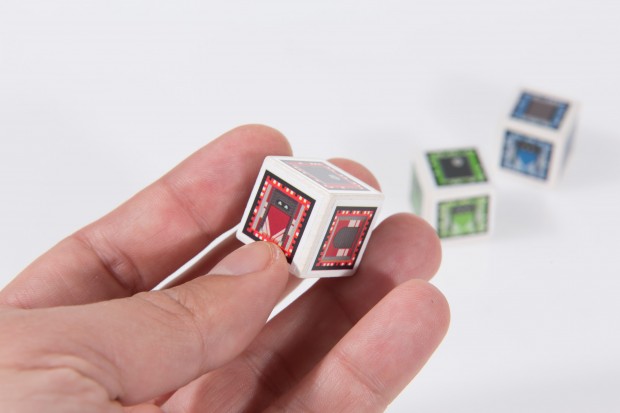 Die Drobbies sind real nur Holzw&uuml;rfel, erst im Spiel erwachen sie zum Leben. (Foto: Martin Wolf/Golem.de)