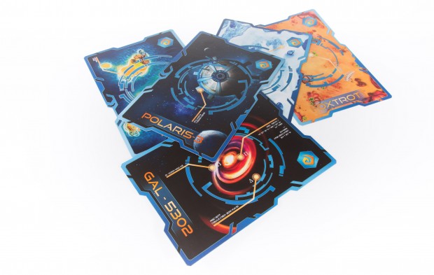 F&uuml;nf Spielkarten repr&auml;sentieren Orte im Weltall. (Foto: Martin Wolf/Golem.de)