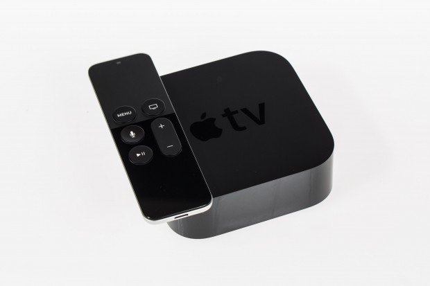 Das neue Apple TV mit seiner Fernbedienung (Bild: Martin Wolf/Golem.de)