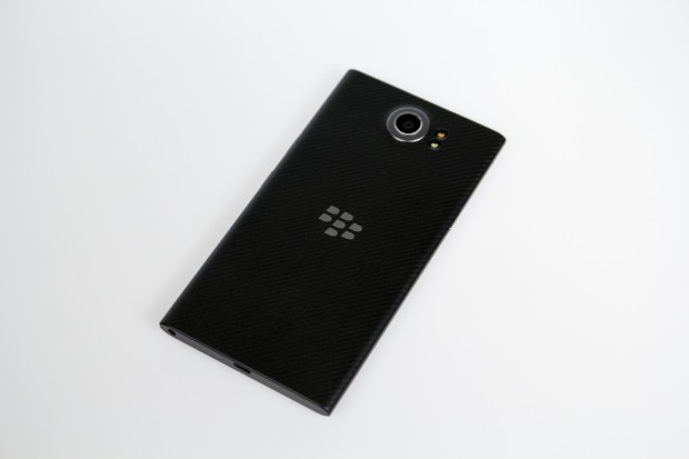 In zusammengeschobenem Zustand sieht man dem Priv nicht an, dass es eine echte Tastatur hat. (Bild: Tobias K&ouml;ltzsch/Golem.de)