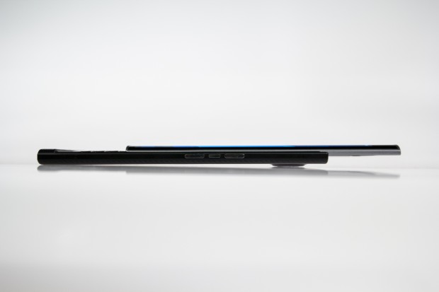 Das liegt daran, dass Blackberry den Schiebemechanismus platzsparend einbauen konnte. (Bild: Tobias K&ouml;ltzsch/Golem.de)