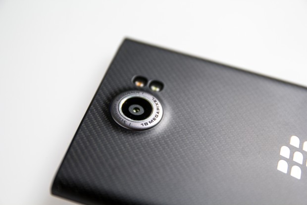 Die Kamera auf der R&uuml;ckseite hat eine AUfl&ouml;sung von 18 Megapixeln und macht gute Bilder. (Bild: Tobias K&ouml;ltzsch/Golem.de)