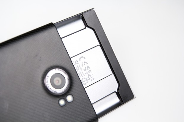 In aufgeschobenem Zustand ist das Priv mit 184 mm merklich l&auml;nger als andere Smartphones, liegt aber immer noch gut in der Hand. (Bild: Tobias K&ouml;ltzsch/Golem.de)