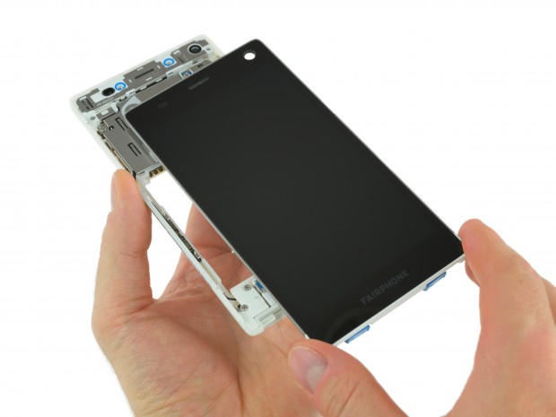 Das Display ist mit wenigen Handgriffen abmontiert. (Bild: iFixit)
