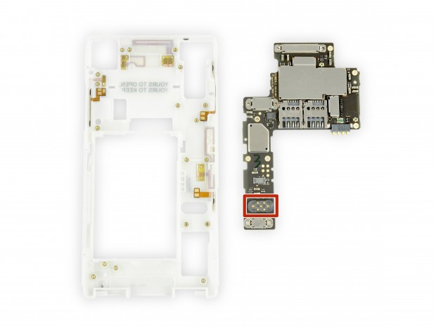 Die entfernte Hauptplatine des Fairphone 2 (Bild: iFixit)