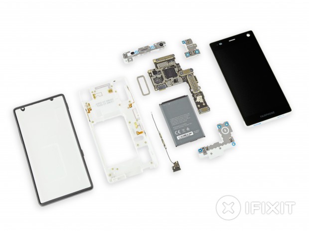Das in seine Einzelteile zerlegte Fairphone 2 (Bild: iFixit)
