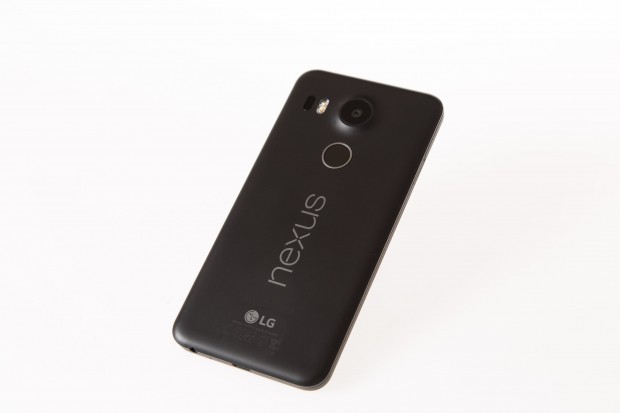 Das Gehäuse des Nexus 5X ist aus Kunststoff. (Bild: Martin Wolf/Golem.de)