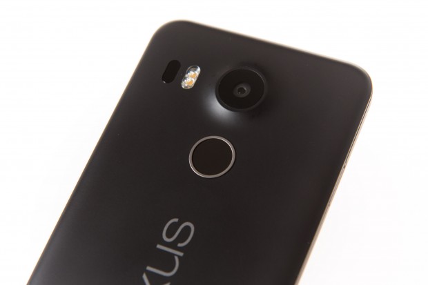 Unterhalb der neuen 12,3-Megapixel-Kamera ist ein Fingerabdrucksensor eingebaut. (Bild: Martin Wolf/Golem.de)