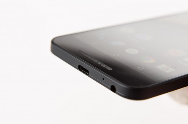 Geladen wird das Nexus 5X über einen USB-Typ-C-Anschluss (Bild: Martin Wolf/Golem.de)