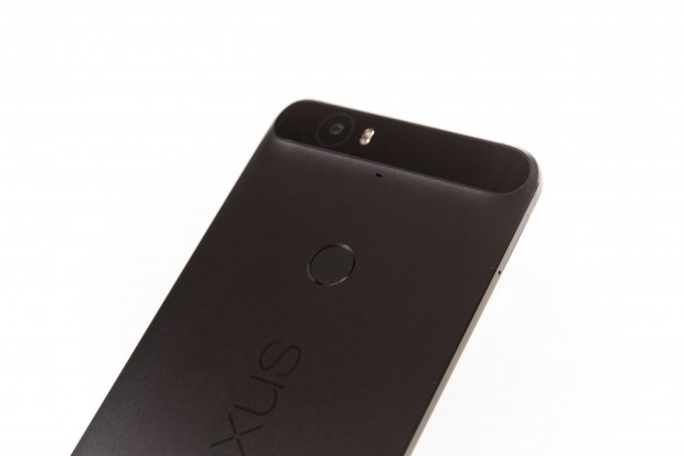 Die Kamera ist in einem leicht dickeren Bereich am oberen Rand untergebracht. (Bild: Martin Wolf/Golem.de)