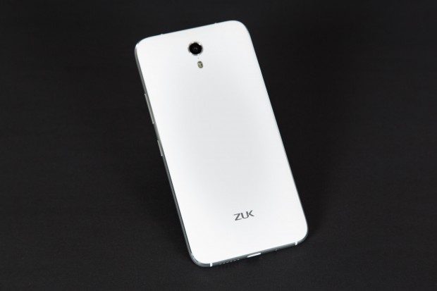 Die R&uuml;ckseite ist aus wei&szlig;em Kunststoff. (Bild: Martin Wolf/Golem.de)