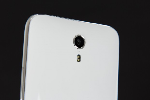 Die Kamera auf der R&uuml;ckseite hat 13 Megapixel. (Bild: Martin Wolf/Golem.de)