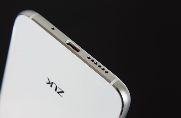 Geladen wird das ZUK Z1 &uuml;ber einen USB-Typ-C-Anschluss, der auch USB 3.0 unterst&uuml;tzt. (Bild: Martin Wolf/Golem.de)