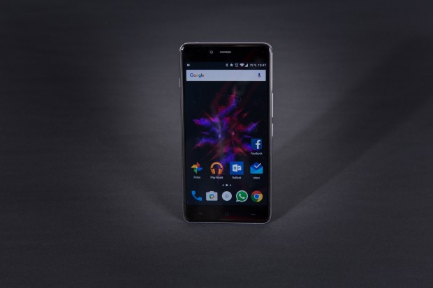Das Display des Oneplus X ist 5 Zoll gro&szlig;. (Bild: Martin Wolf/Golem.de)