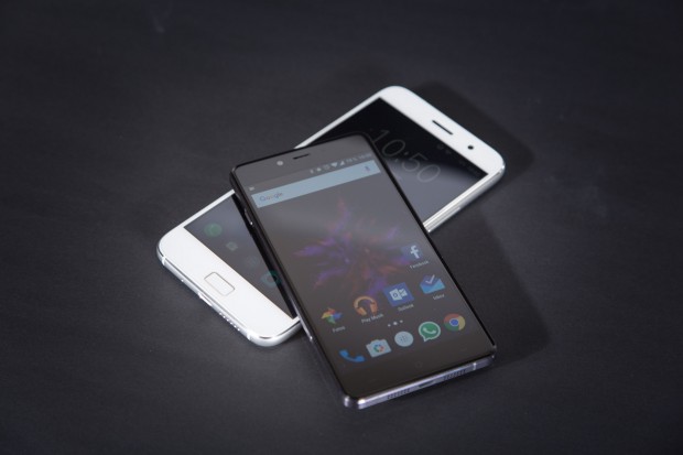 Unten das ZUK Z1, oben das Oneplus X (Bild: Martin Wolf/Golem.de)