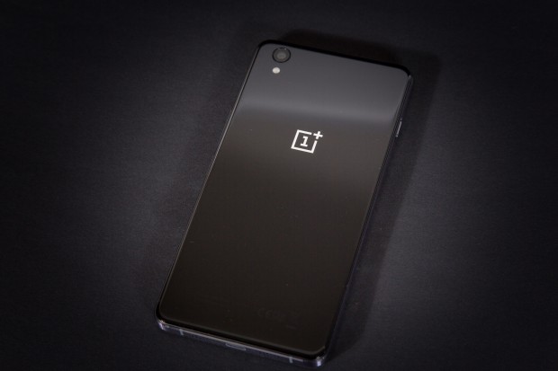 Die Rückseite des Oneplus X ist aus Glas. (Bild: Martin Wolf/Golem.de)