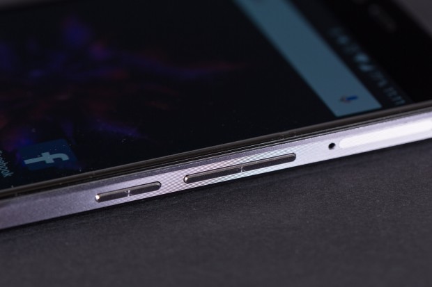 Der Einschalter und die Lautst&auml;rkewippe des Oneplus X (Bild: Martin Wolf/Golem.de)