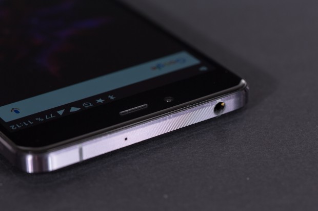 Auch der Rahmen des Oneplus X ist aus Metall. (Bild: Martin Wolf/Golem.de)
