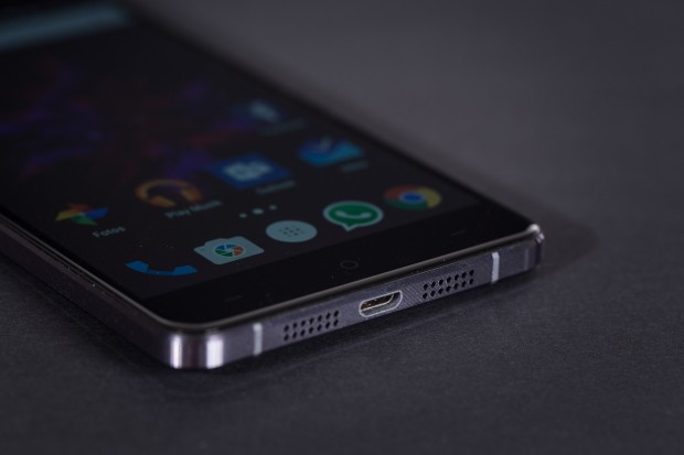 Geladen wird das Smartphone &uuml;ber einen Micro-USB-Anschluss. (Bild: Martin Wolf/Golem.de)