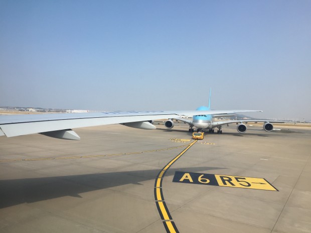 Dank eines Fensterplatzes schauen wir nicht nur auf den Bildschirm. Wir sitzen in einer B777-300ER im Pushback und blicken auf einen A380-800. (Foto: Andreas Sebayang/Golem.de)