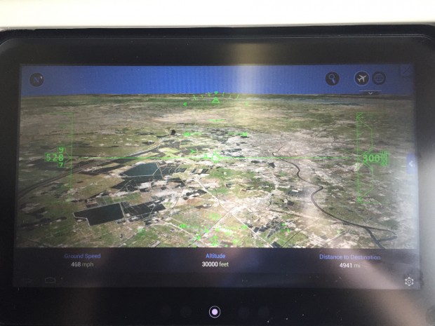 Wir sind schon auf Reiseflughöhe. Die Cockpit-Ansicht ist für Flugsimulatorkenner sehr hübsch. (Screenshot: Andreas Sebayang/Golem.de)