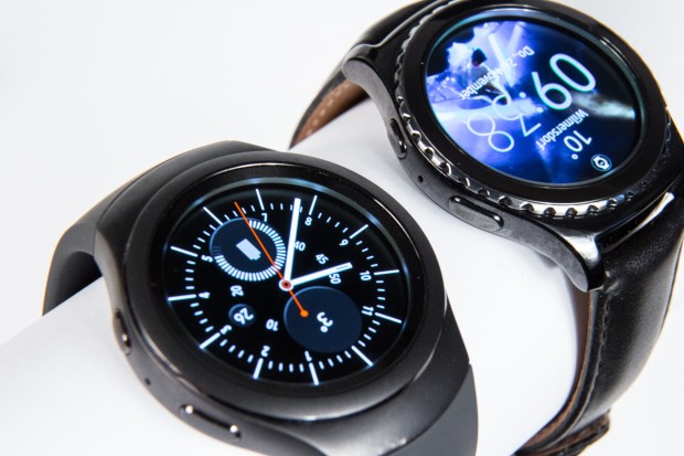 Samsungs Gear S2 und Gear S2 Classiv im direkten Vergleich (Bild: Martin Wolf/Golem.de)