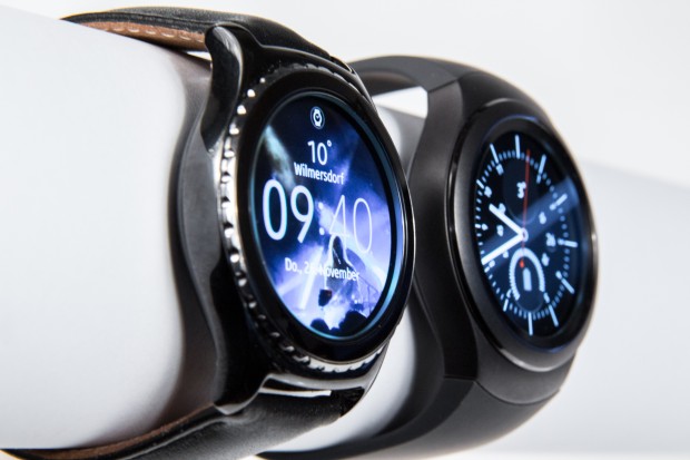 Beide Samsung-Uhren haben eine drehbare L&uuml;nette, &uuml;ber die das System bedient werden kann. (Bild: Martin Wolf/Golem.de)