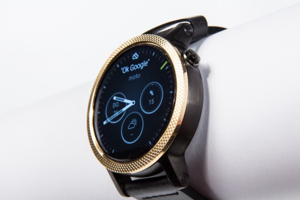 Motorolas Moto 360 kann im Moto Maker konfiguriert werden - wir haben uns f&uuml;r ein schwarzes Geh&auml;use mit goldener L&uuml;nette entschieden. (Bild: Martin Wolf/Golem.de)
