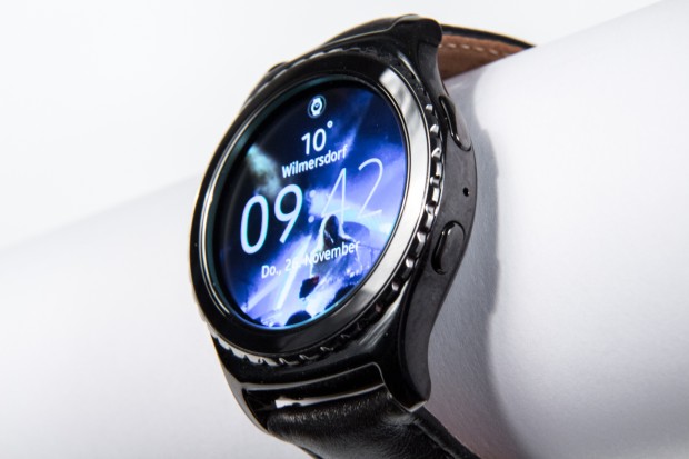 Die Classic-Version der Gear S2 hingegen richtet sich vom Design her an das Aussehen eines Chronographen. (Bild: Martin Wolf/Golem.de)