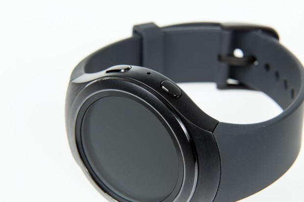 Die Gear S2 hat zwei Bedienkn&ouml;pfe - einer f&uuml;hrt den Nutzer ins Hauptmen&uuml;, der andere einen Schritt zur&uuml;ck. (Bild: Martin Wolf/Golem.de)