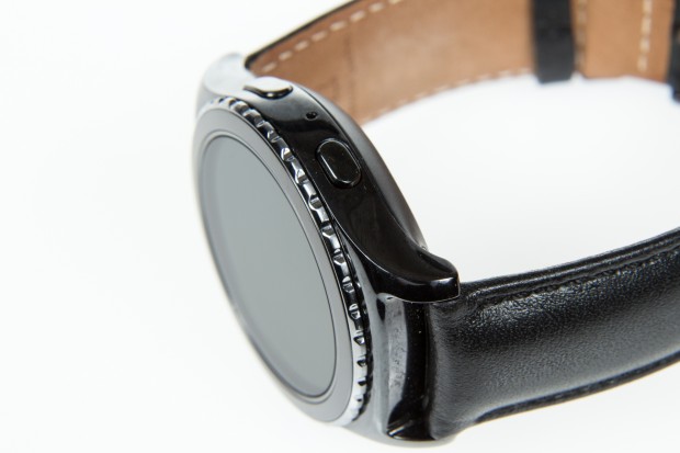 Die Gear S2 Classic hat die gleiche Knopfbelegung. (Bild: Martin Wolf/Golem.de)