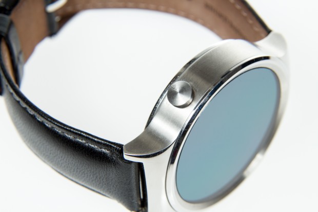 Auch die Huawei Watch hat nur einen Knopf, der bei einfachem Druck in den Hauptbildschirm f&uuml;hrt, bei langem Druck die App-&Uuml;bersicht &ouml;ffnet. (Bild: Martin Wolf/Golem.de)