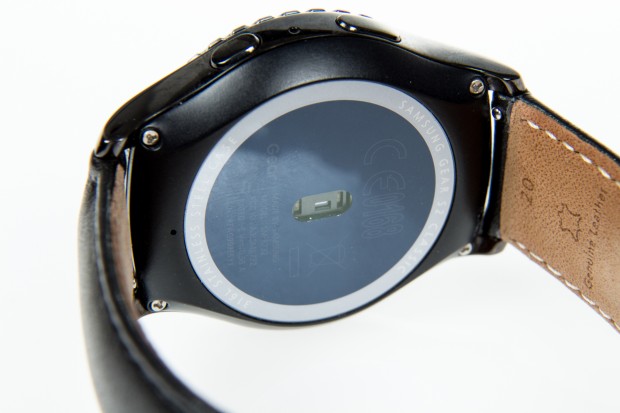 Die R&uuml;ckseite der Gear S2 Classic mit Pulsmesser (Bild: Martin Wolf/Golem.de)