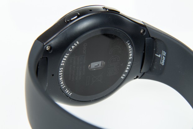 Die R&uuml;ckseite der Gear S2 mit Pulsmesser (Bild: Martin Wolf/Golem.de)