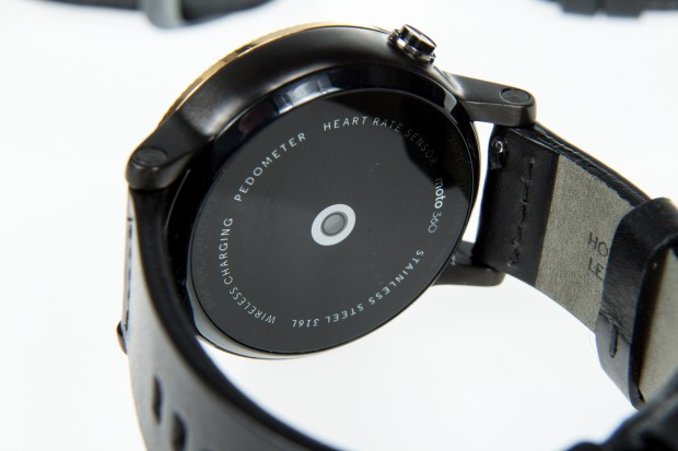 Die R&uuml;ckseite der Moto 360 mit Pulsmesser (Bild: Martin Wolf/Golem.de)