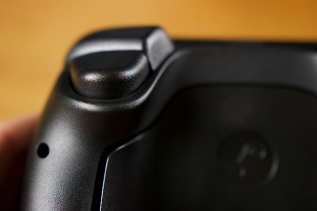 Der Steam Controller bietet auf jeder Seite drei r&uuml;ckw&auml;rtige Kn&ouml;pfe.