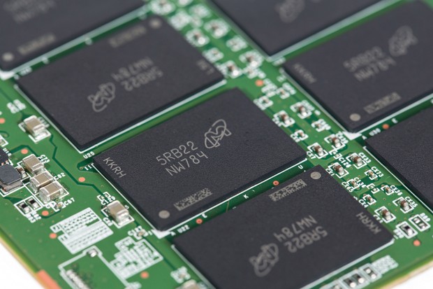 Jedes Flash Package enthält 64 GByte TLC-Speicher (Foto: Martin Wolf/Golem.de)