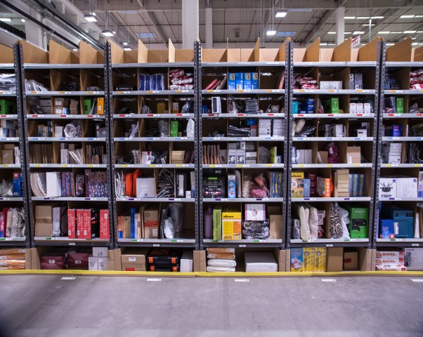 Jedes Fach enthält mehrere Artikel - vom Akkuschrauber bis zur Zahnseide. (Foto: Martin Wolf)