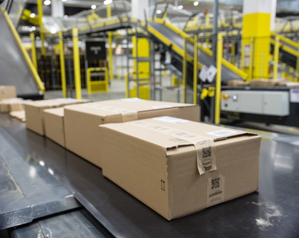 Die verpackten Artikel werden vom Logistikdienstleister übernommen. (Foto: Martin Wolf)