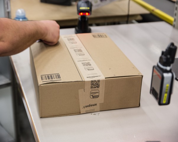 Jedes Päckchen wird von Hand befüllt und versiegelt. (Foto: Martin Wolf)