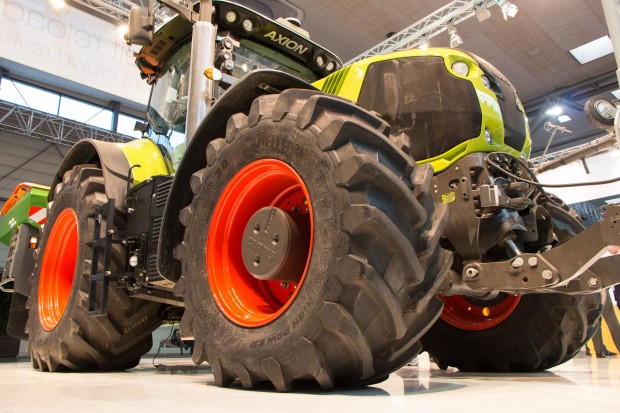 Der Traktor f&auml;hrt zentimetergenau - dank korrigiertem GPS. (Foto: Werner Pluta/Golem.de)