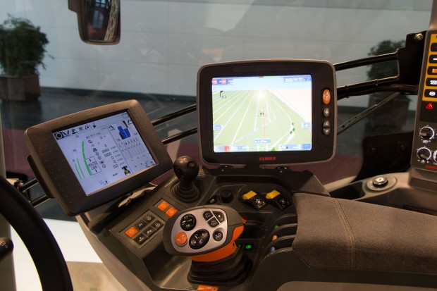 Schaltzentrale: der Fahrstand des Traktors (Foto: Werner Pluta/Golem.de)