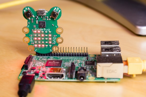 Über eine Anschlußleiste kann der Codebug auch auf einen Raspberry Pi benutzt werden. (Foto: André Schume/Golem.de)