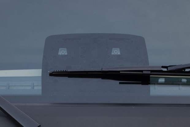 Der Highway Pilot basiert auf vorhandenen Assistenzsystemen und deren Sensorik wie einer Stereokamera hinter der Windschutzscheibe ...  (Foto: Werner Pluta/Golem.de)