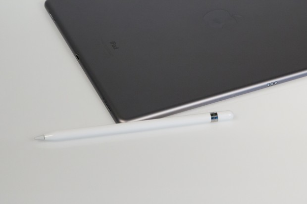 Optional ist der Apple Pencil erh&auml;ltlich, Apples erster aktiver Eingabestift f&uuml;r ein iPad. (Bild: Tobias K&ouml;ltzsch/Golem.de)