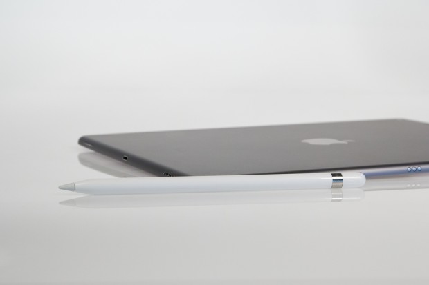 Der Pencil ist rund und liegt dank seiner Form und seines Gewichts sehr gut in der Hand. (Bild: Tobias K&ouml;ltzsch/Golem.de)